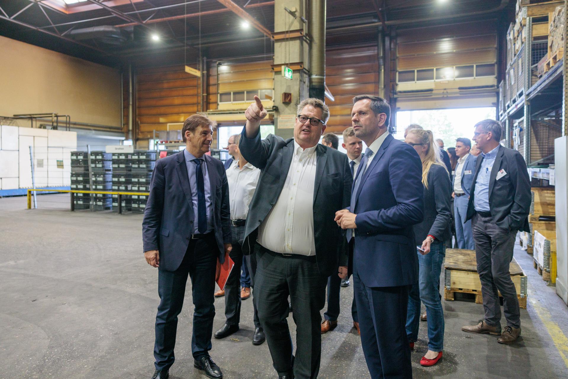 Hanomag-Geschäftsführer Karsten Seehafer führt Niedersachsens Wirtschaftsminister Olaf Lies durch seine Firma. Foto: Wallmüller