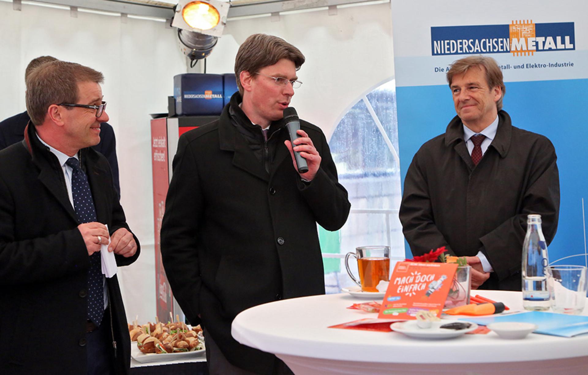 Oberbürgermeister Dr. Ingo Meyer wirbt gemeinsam mit Werner Fricke (NiedersachsenMetall, l.) und Hauptgeschäftsführer Dr. Volker Schmidt 