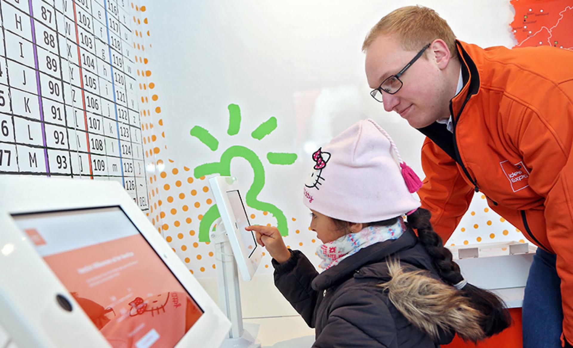 Weckt Begeisterung: Der IdeenExpo-Truck zu Besuch in Hildesheim. 